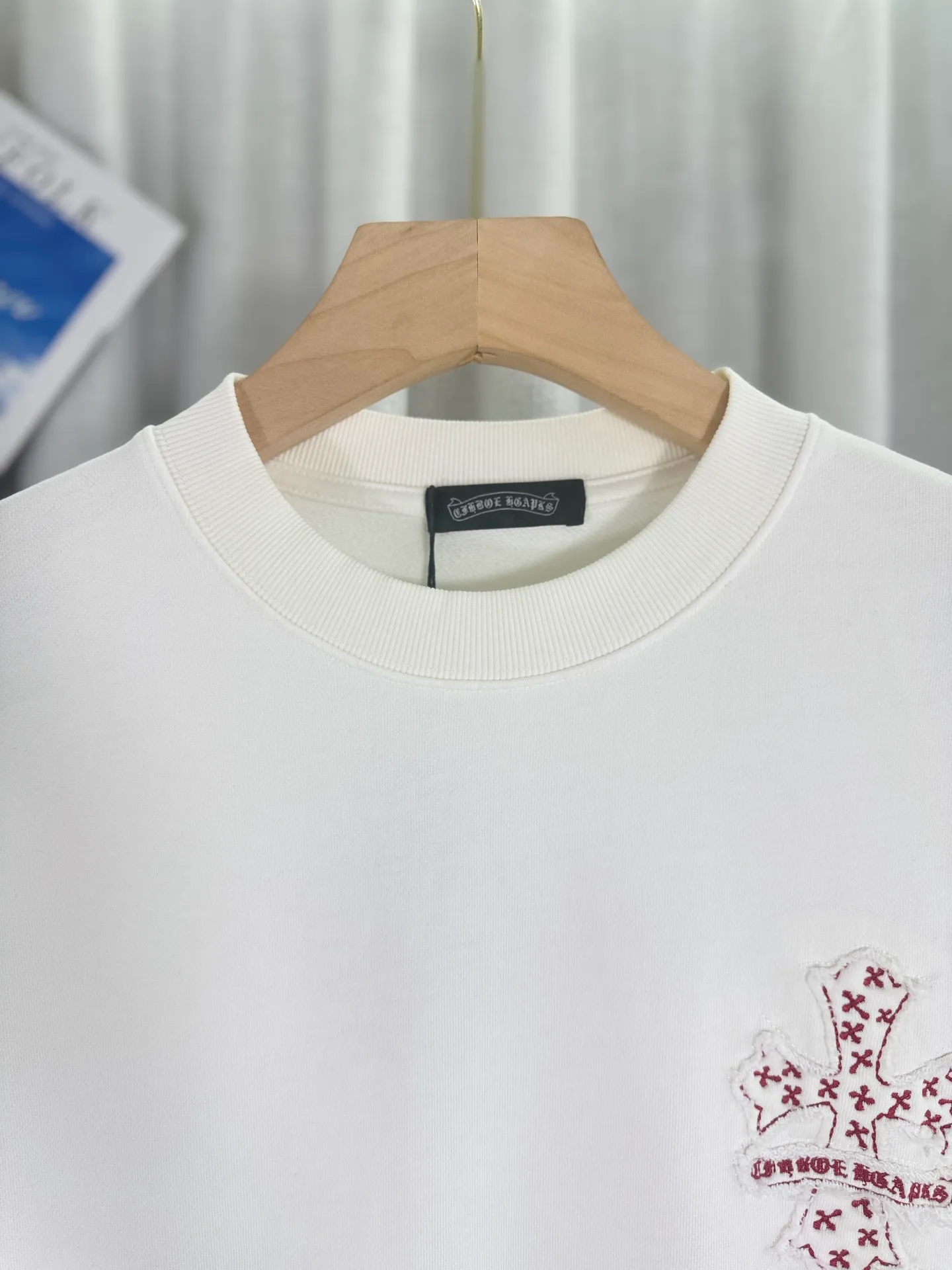 P260 top version, real shot without P, ​​different from market currency) 𝗖𝗵𝗿𝗼𝗺𝗲 𝗛𝗲𝗮𝗿𝘁𝘀/Cro Heart 2025 patch embroidery autumn and winter new original single counter American laser burnt 3D three-dimensional color embroidery couple casual sweatshirt 👑The highest version! Customized fabric 400g tripe terry fabric! American acid-washed and distressed original fabric laser burnt ✟appliqué embroidery and exquisite embroidery of letters! The best-selling model in the counter, very comfortable to wear. Accessories: original molded and authenticated collar label➕100% silk wash label. Genuine purchase-grade original hangtag➕matching hanging rope➕3D hanging beads➕original packaging bag. Craftsmanship: The original version has consistent wiring! The highest version of the armhole matching technique! Color: White Black Size: S M L XL Style Number: 25-316